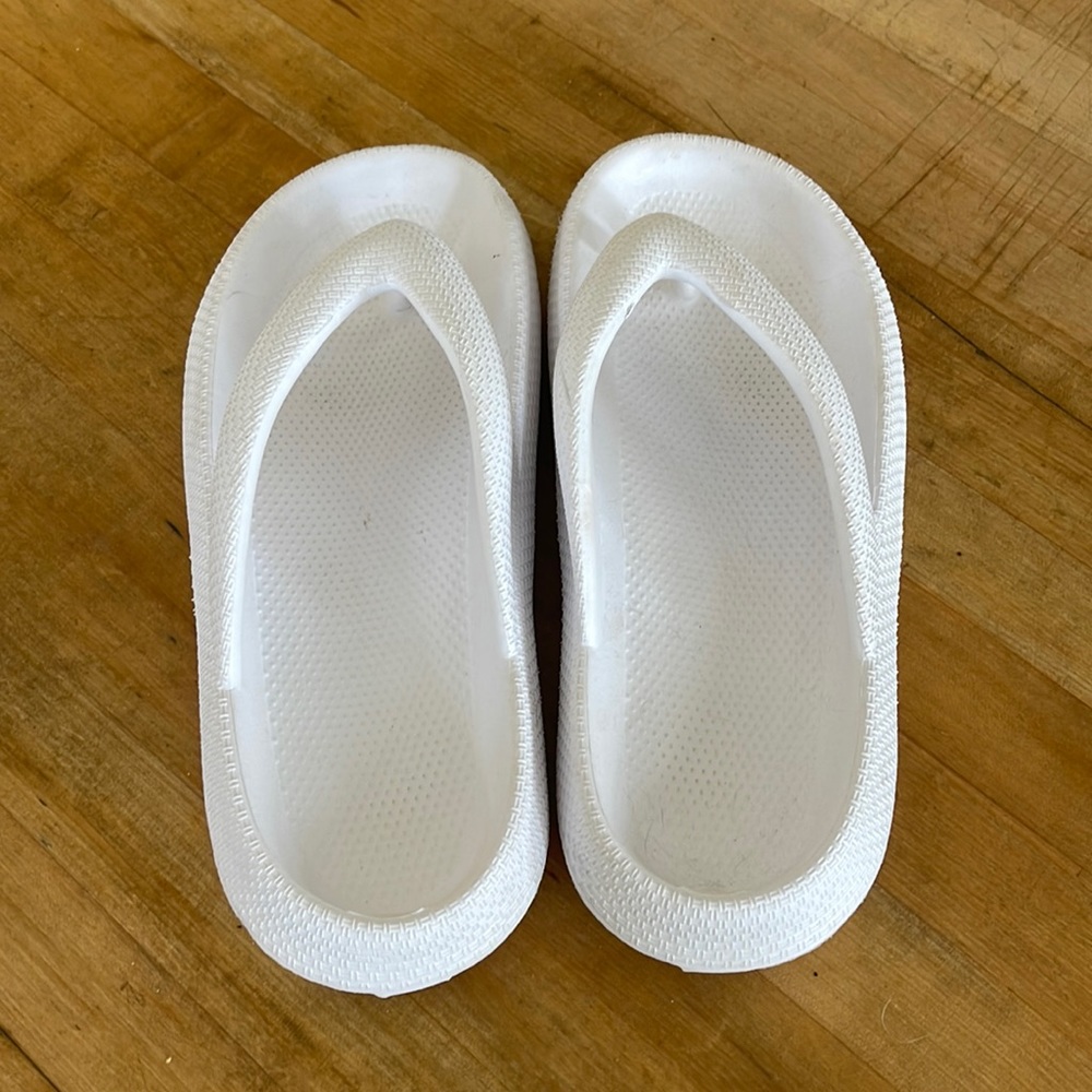 Sootheez flip flops, white, size 9-10